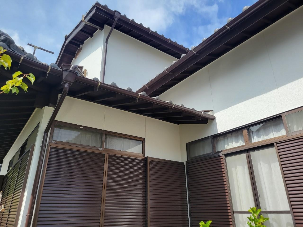 福岡県福岡市東区唐原のT様邸でモルタル外壁特有のクラックや撤去跡が残る外壁の補修と塗装工事を行い、新築時の姿を取り戻しました。8/25完成です。【ホームページより】