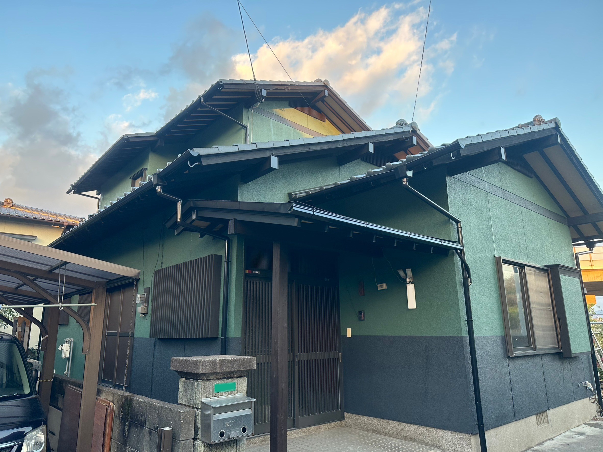 福岡県太宰府市吉松のT様邸で全体的に色褪せやチョーキングなどで傷んでしまった外壁の塗装と合わせて屋根や付帯部も新築時を思い出すような塗装に仕上げました。11/18完成です。【HPより】