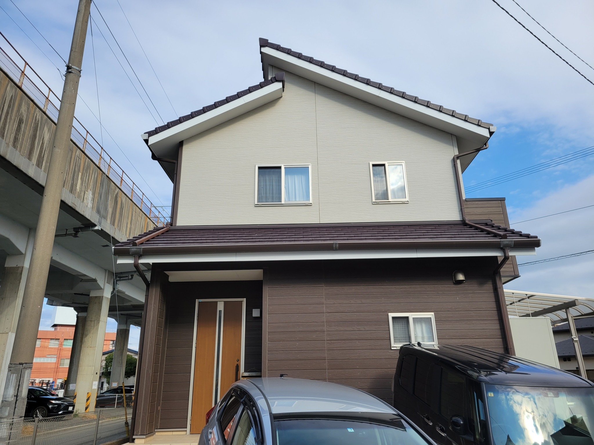 福岡県福岡市東区多の津のO様邸で痩せ・剥離を起こしているコーキングを打ち替え、補修跡や色褪せ、汚れ問題を解消する外壁塗装工事を行いました。4/10完成です。【HPより】